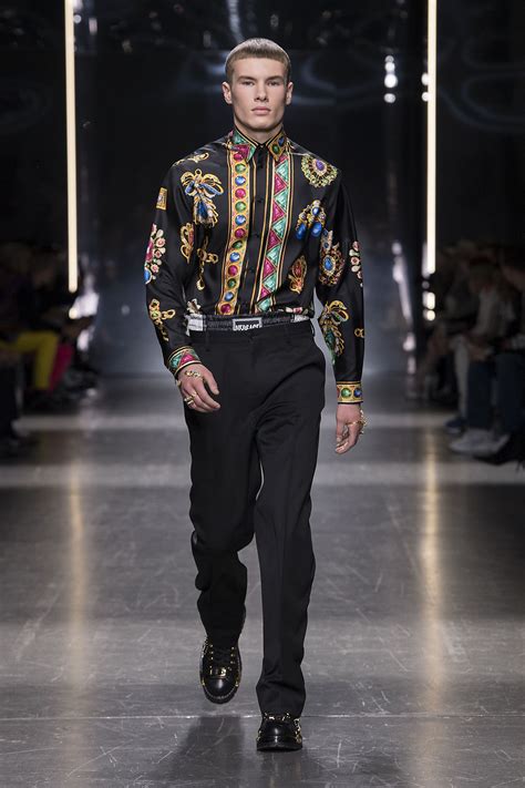 looks versace hombre|Versace diamond tops.